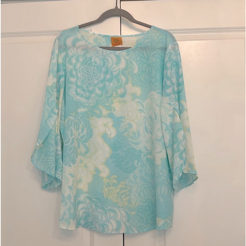 Woman’s XL lightweight, breathable top
